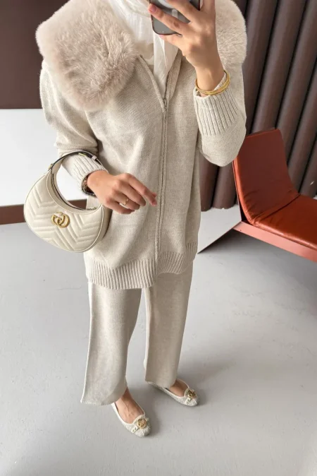 طقم صوف مع فرو